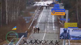 Украинские военные установили бчб-флаг на погранпереходе в Житомирской областиСудя по всему, это про…