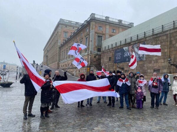 Нягледзячы на ​​халоднае надвор’е, мокры снег і моцны вецер, беларусы Швецыі ў Дзень Волі прайшлі м…