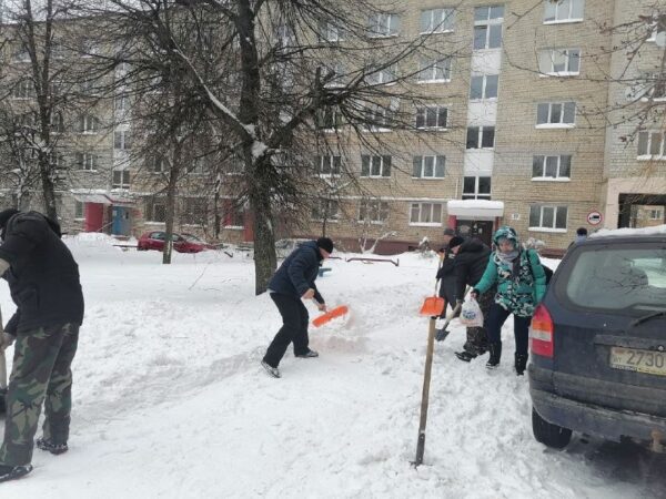 Выше мы рассказывали о постановочной уборке снега. А вот как выглядит уборка организованная силами ж…