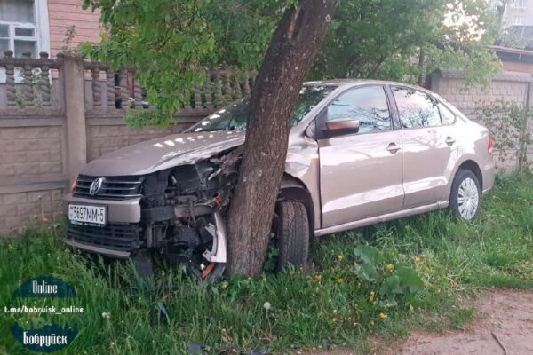 Долго смотрели на фотки аварии в частном секторе в районе улицы Крылова и так не смогли понять мысли…