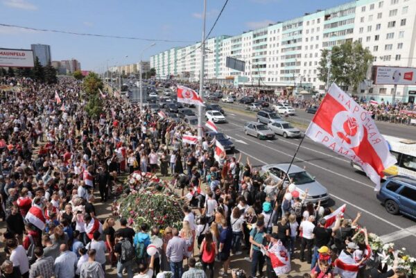 Менск, „Пушкінская“ цяпер. Працягваецца акцыя памяці загінулага на мірным пратэсьце Аляксандара Тара…