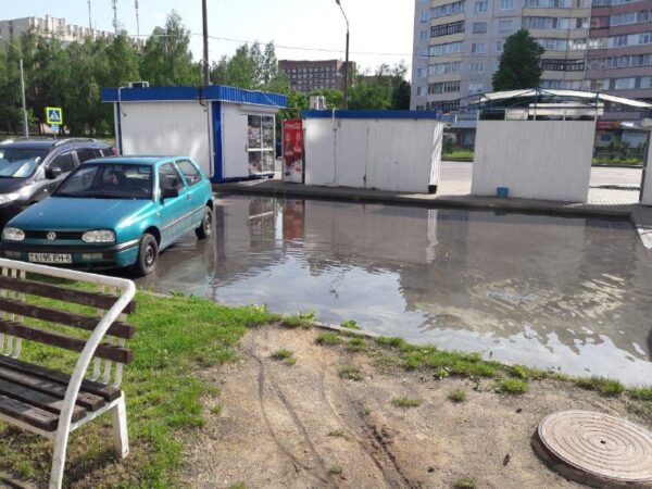 Мы продолжаем знакомиться с лужами Бобруйска. На фото парковка возле магазина “Марцін” на улице Улья…