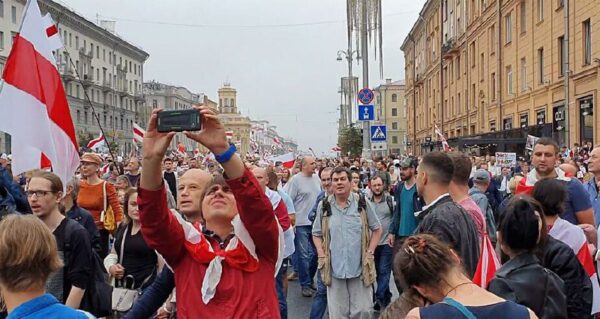 На проспекте Независимости — десятки тысяч людей…