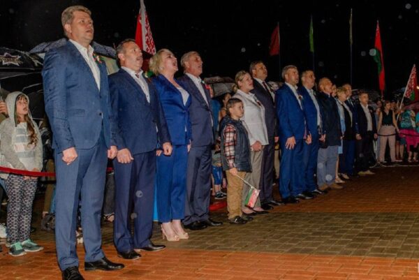 Первоначально акция “Споём гимн вместе” задумывалась для того, чтобы показать несознательному элемен…