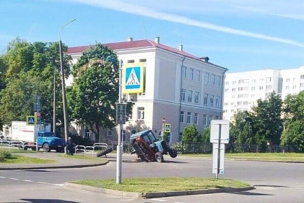 Сегодня утром на перекрёстке Георгиевского проспекта и улицы Ленина у старенького трактора “Беларусь…