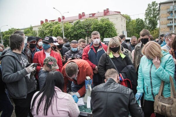 В Минске граждане Беларуси встали в очереди, чтобы подписаться за соперников Лукашенко. #Выборы2020…