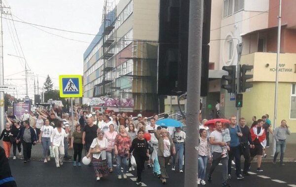 В среду в Бобруйске встретились два митингаБело-красно-белая колонна прошла до площади, поддерживаем…