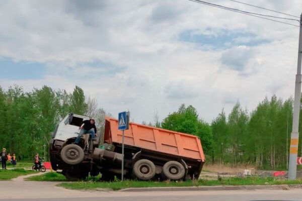 Во время дорожно-строительных работ по продлению проспекта Строителей до улицы Ленина. Под колесами …