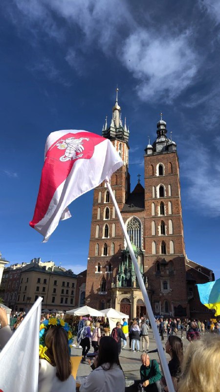 Беларуры Кракава выходзяць на акцыіі акцыя падтрымкі Украіны і супраць вайны. Лістапад 2023.Жыве Бел…