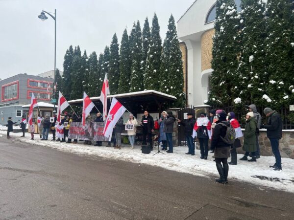 Беларусские диаспоры провели акции в поддержку политзаключенных в Международный день прав человекаНа…