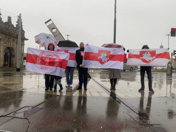 Беларусы Шчэціна  сабраліся на нядзельную акцыю, каб падтрымаць палітвязьняў.У Беларусі кожны дзень …