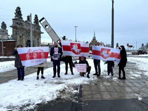 Беларусы Шчэціна  выйшлі, каб падтрымаць музыкаў з Nizkiz, затрыманых ў Магілёве. Цяпер гурт правядз…