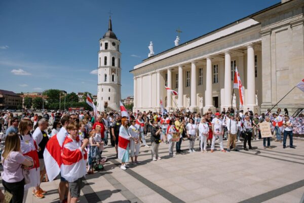 «Незнаёмка прыйшла і дала 500 даляраў»Пасьля падзей 2020 году беларусаў раскідала па ўсім сьвеце. Не…