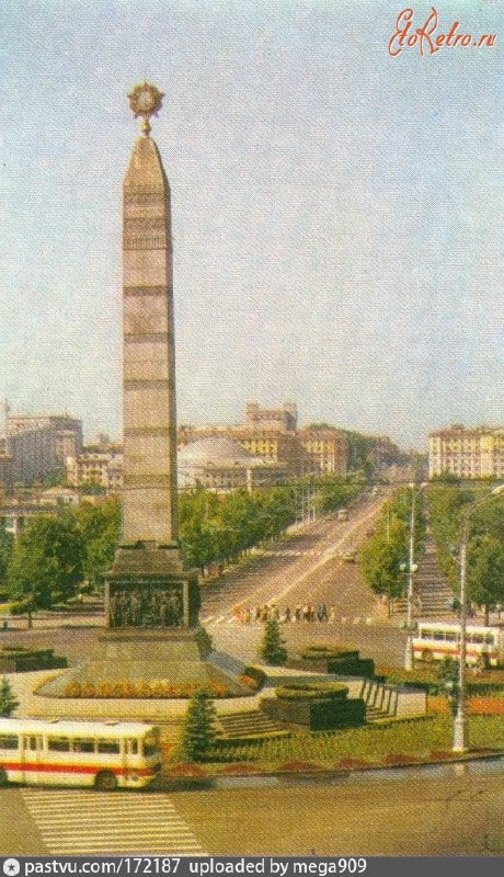 Обелиск на площади Победы и бчб-автобус, 1978…