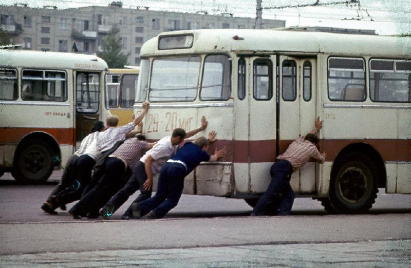 А ведь когда-то по Минску ездили БЧБ-автобусы Икарус-180. И сильные мужчины дружно поддерживали их д…