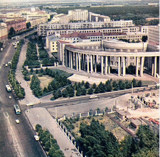 Академия наук, 1967. Обратите внимание на обилие зелени….