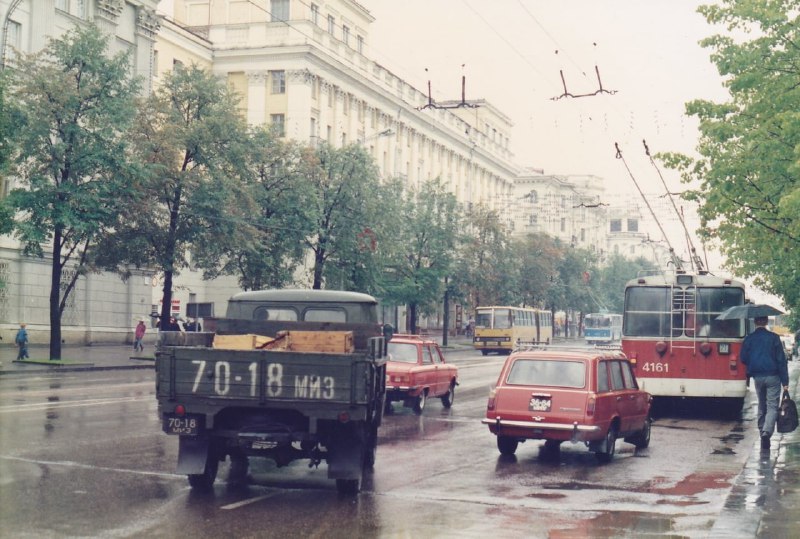 Дождь в Минске, 1989. Жигули, Икарус, БЧБ троллейбус и деревья, деревья, деревья.  #бчб…