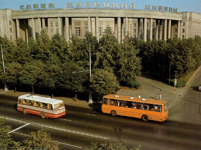 Ещё один БЧБ-автобус. А может в новой Беларуси сделать все автобусы бело-красно-белыми?  #бчб…