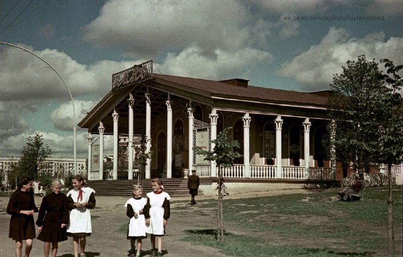 Кинотеатр «Летний» у входа в парк Горького, 1950-е годы. В семидесятых здание сгорело. А ведь киноте…