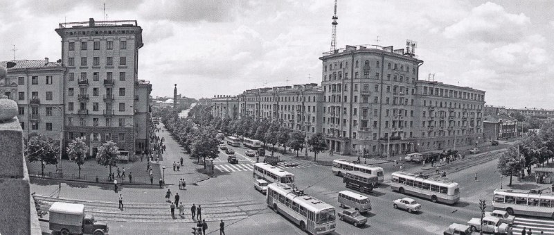 Перекрёсток Ленинского проспекта (ныне Независимости) и улиц Козлова и Варвашени (Машерова). 1972 г….