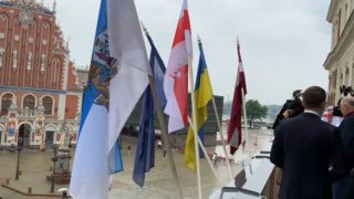 БЧБ сцяг узняўся над гарадской Ратушай РыгіЯго ўзнялі Святлана Ціханоўская і мэр сталіцы Латвіі – Ai…