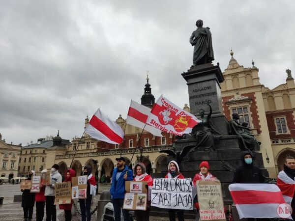 Беларусы Кракава правялі сёння акцыю-флэшмоб з дэтэрміновым галасаваннем!Так як нас ўсіх Беларусаў п…