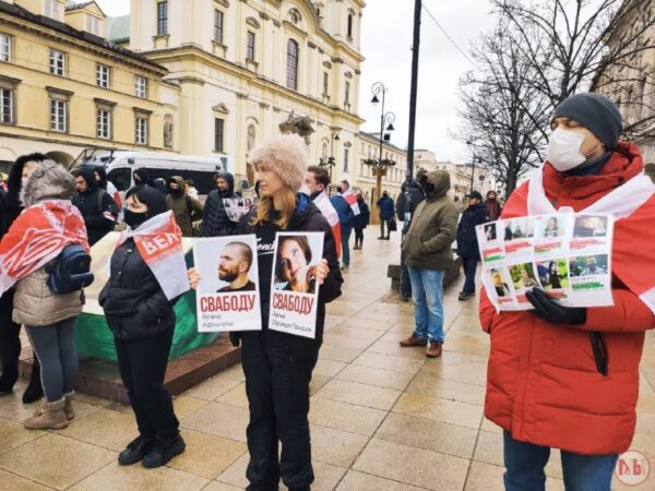 Тадиционная акция белорусов в Варшаве Жыве Беларусь! Не разбіть, не спыніць, не стрымаць! @menskraza…