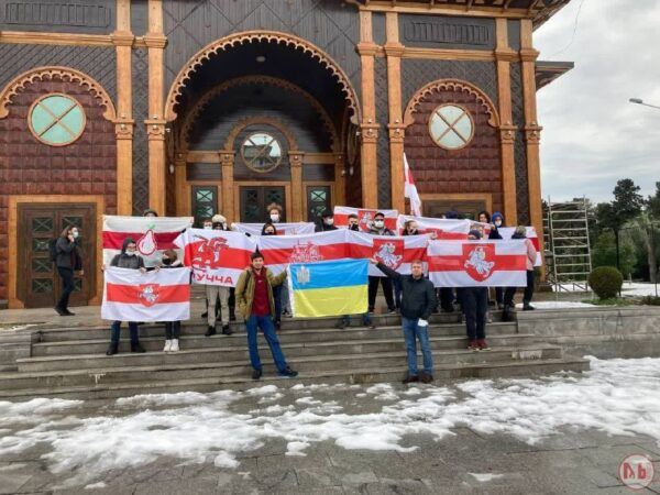 Беларусы Батумі падрымліваюць украінцаў у змаганні з расейскімі войскамі.ЖЫВЕ БЕЛАРУСЬ СЛАВА ЎКРАІНЕ…