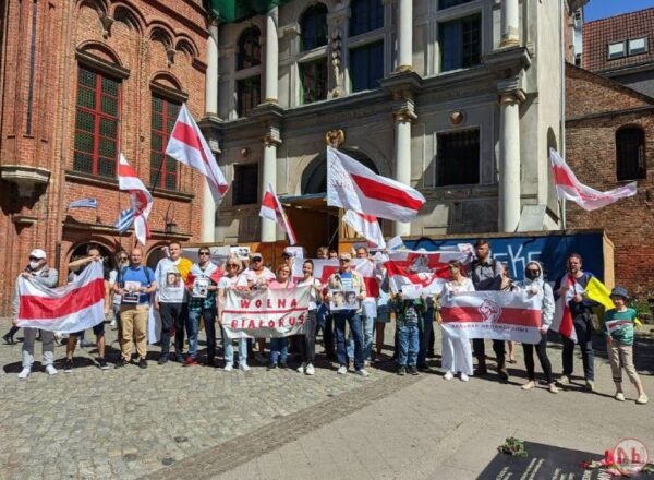 Беларусы Гданьска на сваёй штотыднёвай Акцыі салідарнасці “За вольную Беларусь!”. Разам пераможам! Ж…