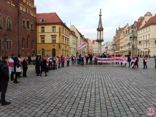 Беларусы Вроцлава, поддержали порчу бюллетеня на лживом референдуме!Жыве Беларусь!!!@menskrazam_info…