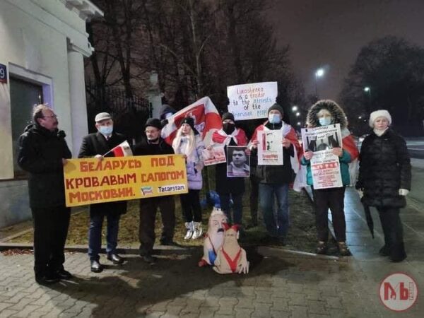 Сегодня под Российским посольством в Варшаве прошла акция против оккупации Беларуси.  Путин — чума, …