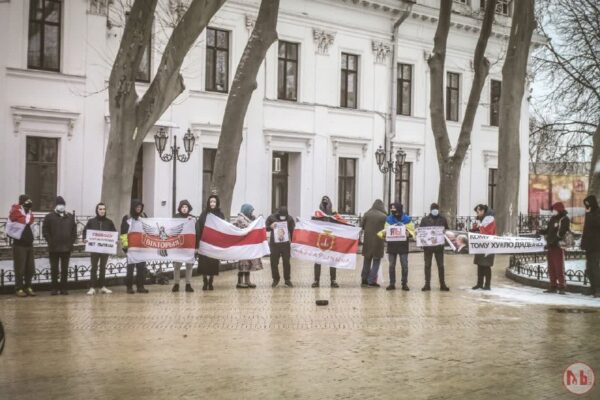 #ЯМыСупрацьВайныБеларусы Адэсы сёння выйшлі з пратэстам супраць агрэсара, які ўжо захапіў нашу краін…